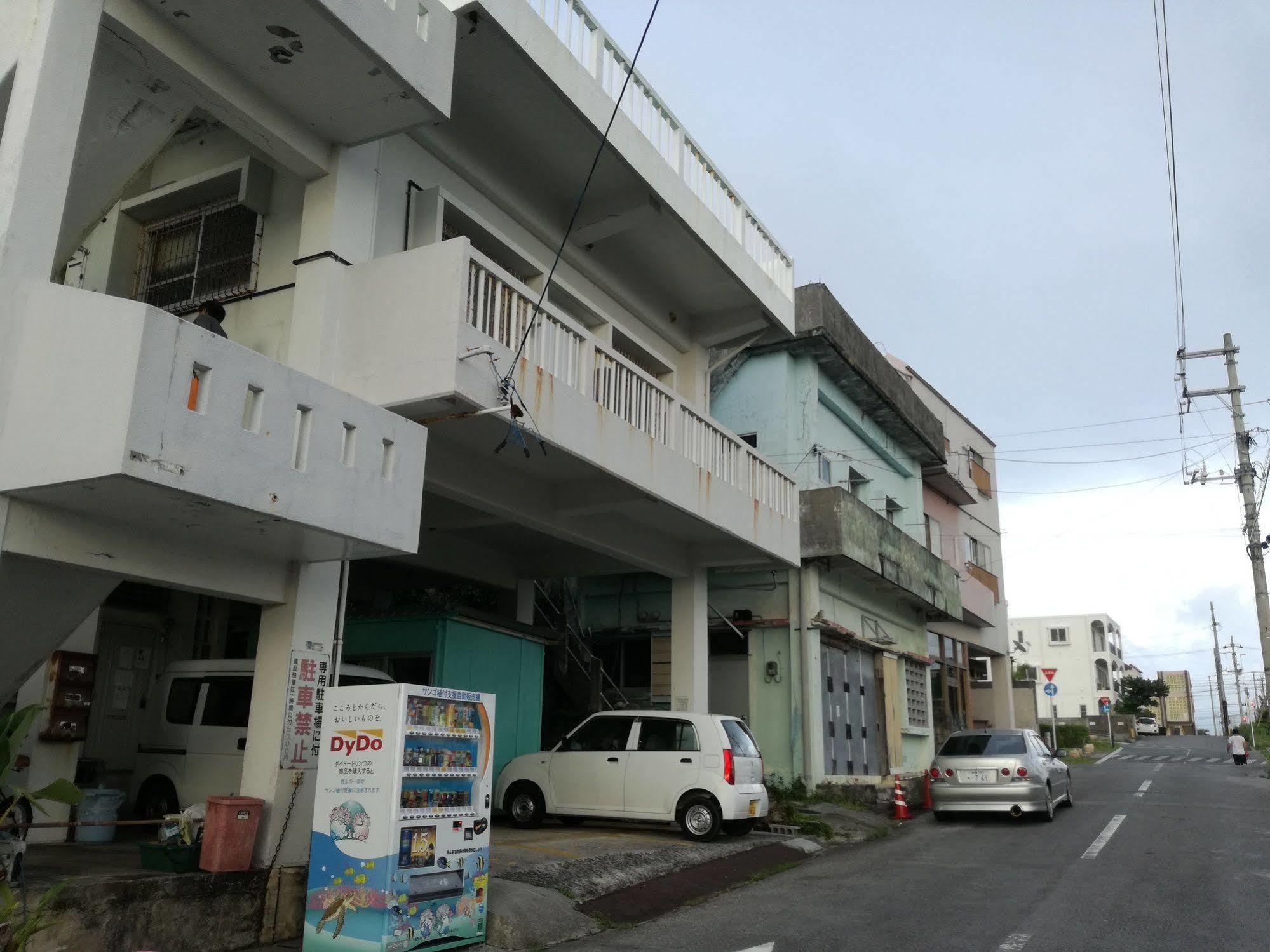 Отель Koza Share House Окинава Экстерьер фото